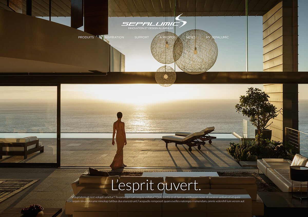 Salon moderne ouvert avec des portes vitrées allant du sol au plafond, offrant une vue panoramique sur l'océan au coucher du soleil - un espace inspirant idéal pour les réunions de communication B2B. Des chaises longues élégantes et des lampes suspendues ajoutent à l'atmosphère élégante et luxueuse. Le texte indique "L'esprit ouvert".