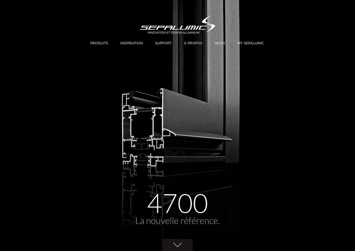 Une coupe transversale d'un cadre de fenêtre moderne en aluminium noir est affichée sur un fond noir, mettant en évidence la communication B2B de Sepalumic avec le logo et le texte en français : "4700 La nouvelle référence. Les options du menu sont visibles en haut.