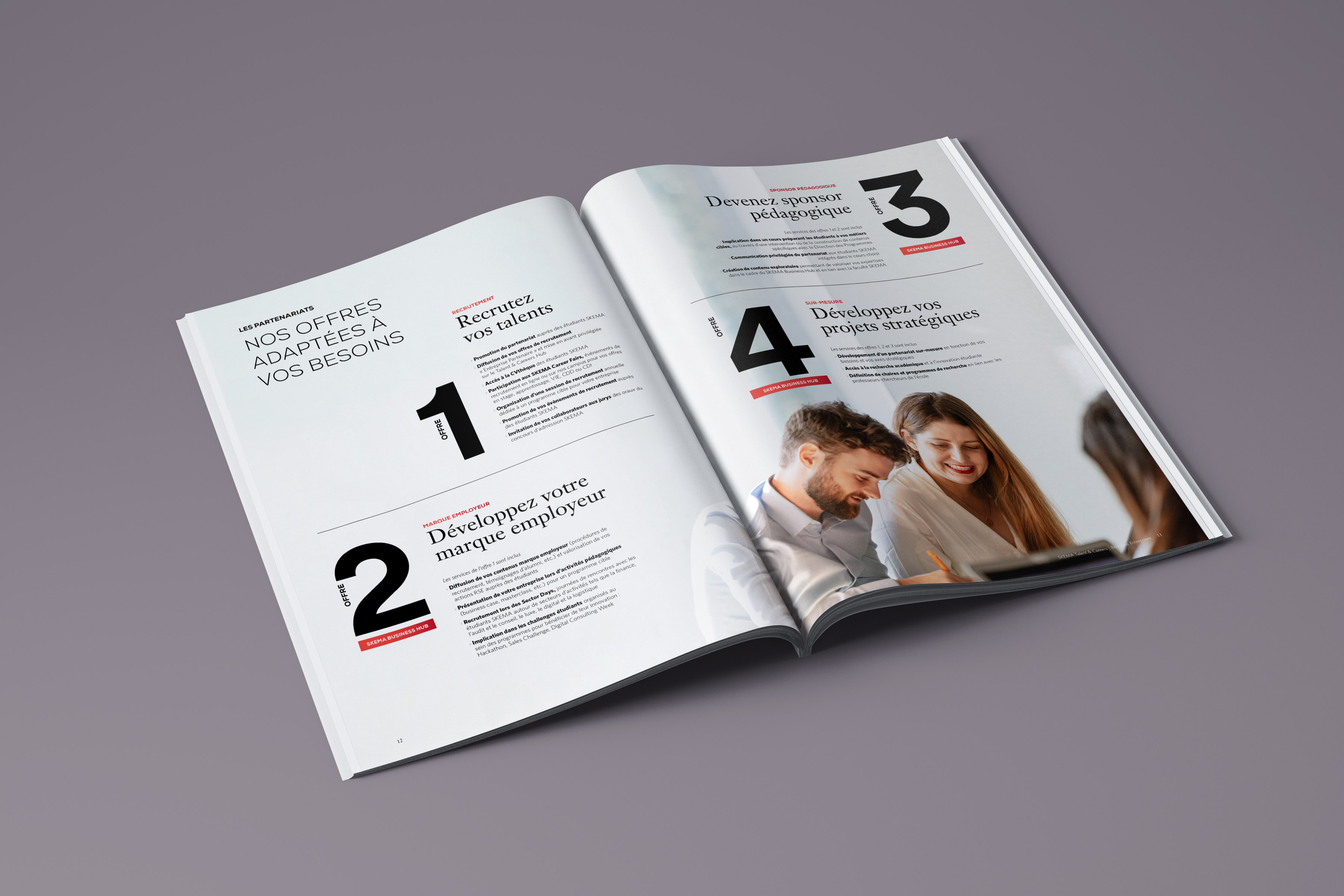 Un magazine ouvert sur une surface grise présente un texte en français dans une mise en page moderne, ressemblant à une plaquette d'entreprise, avec des sections numérotées de 1 à 4 et des photos de professionnels souriants travaillant ensemble sur la page de droite.