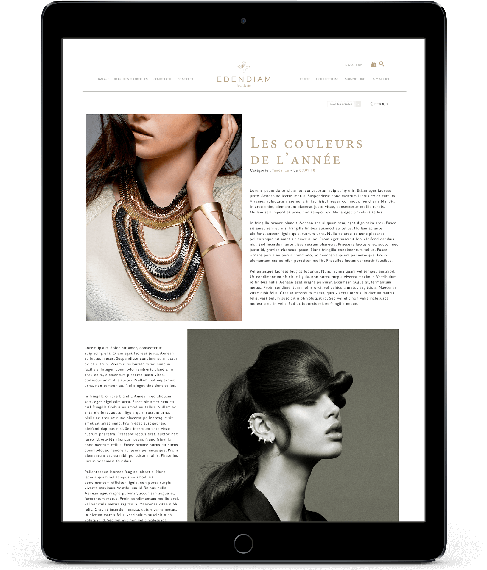Une tablette affiche un site Internet de mode présentant "Les couleurs de l'année" et des photos d'une création de catalogue : deux femmes portent des bijoux de prestige, l'une avec des colliers superposés, l'autre de profil avec une grande boucle d'oreille en forme de fleur.