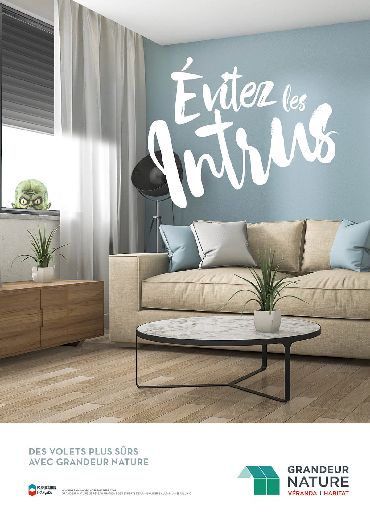 Un salon moderne avec un canapé beige, un mur bleu et une table basse. Par la fenêtre, un visage d'extraterrestre vert apparaît à l'extérieur. Le texte français sur le mur indique "Évitez les Intrus", un clin d'œil ludique à la sécurité du réseau de communication.