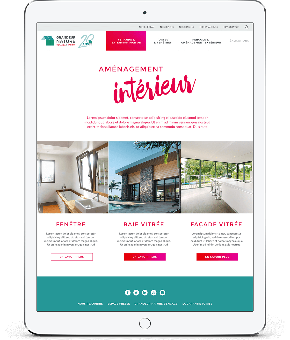 Une tablette affiche un site web sur la décoration d'intérieur, avec des images et des descriptions d'une fenêtre, d'une baie vitrée et d'une façade vitrée. Des accents roses et verts complètent la mise en page, tandis que des outils de communication en réseau enrichissent les menus de navigation en haut et en bas.