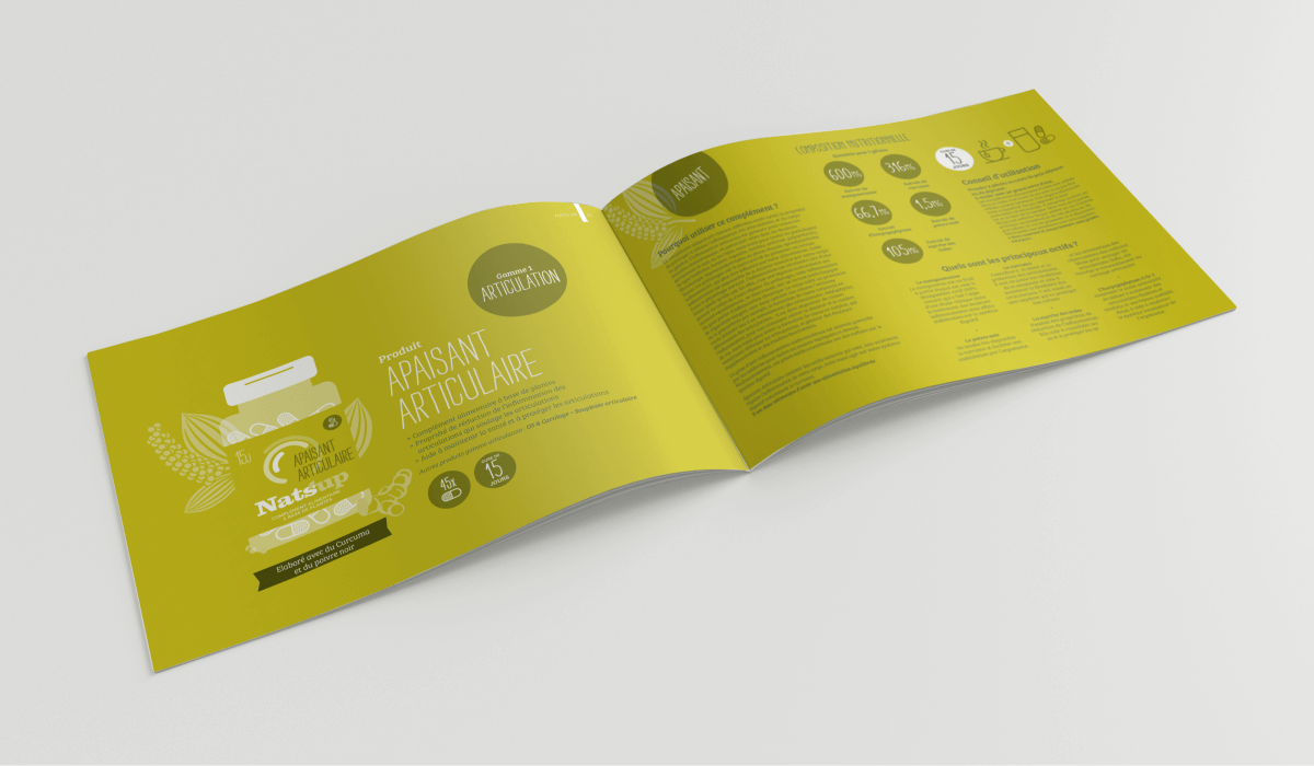 Un livret jaune ouvert présentant la création de catalogue avec des graphiques stylisés et un texte en français, comportant une illustration de bouteille blanche sur la page de gauche et des infographies circulaires et des icônes sur la page de droite, affichées sur un fond blanc.