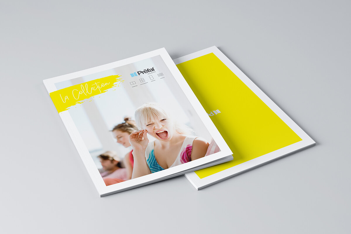 Deux magazines sont posés sur une surface grise, l'un face visible montrant une femme souriante dans un vêtement coloré - un exemple inspirant de création de catalogue - et l'autre face cachée, affichant une quatrième de couverture jaune vif.
