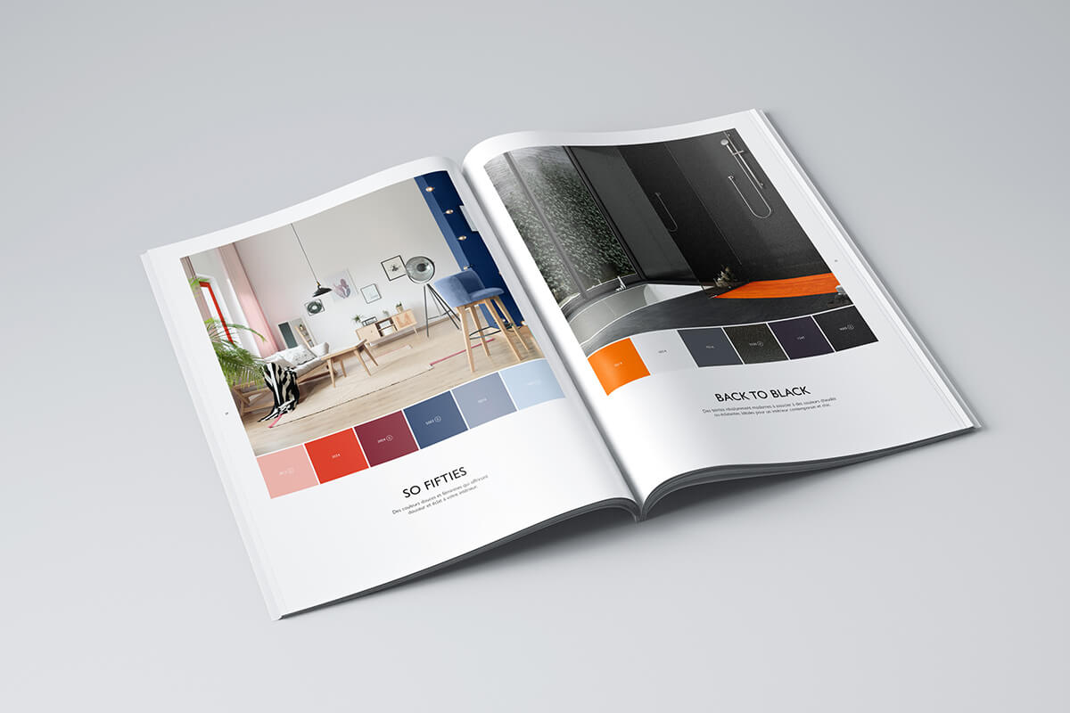 Une création de catalogue ouverte présentant des idées de décoration d'intérieur : la page de gauche présente un salon moderne, des échantillons de couleurs et "SO FIFTIES" ; la page de droite présente une salle de bains, des échantillons de couleurs et "BACK TO BLACK".