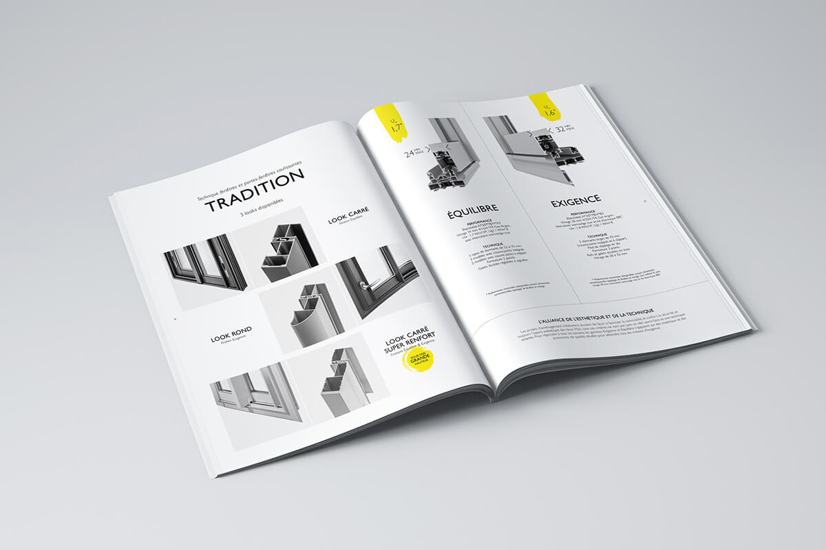 Magazine ouvert sur une surface grise présentant des diagrammes et des descriptions de profils de cadres de fenêtres ou de portes étiquetés "TRADITION" - une vitrine de création de catalogue avec des dessins techniques, des mesures et des sections surlignées en jaune.