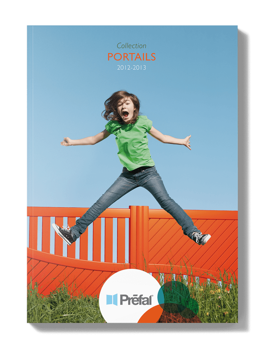 Une jeune fille en chemise verte et jeans saute avec excitation devant une clôture rouge vif sous un ciel bleu clair, célébrant la création de catalogue. Le texte indique "Collection PORTAILS 2012-2013" avec le logo Préfal en bas.