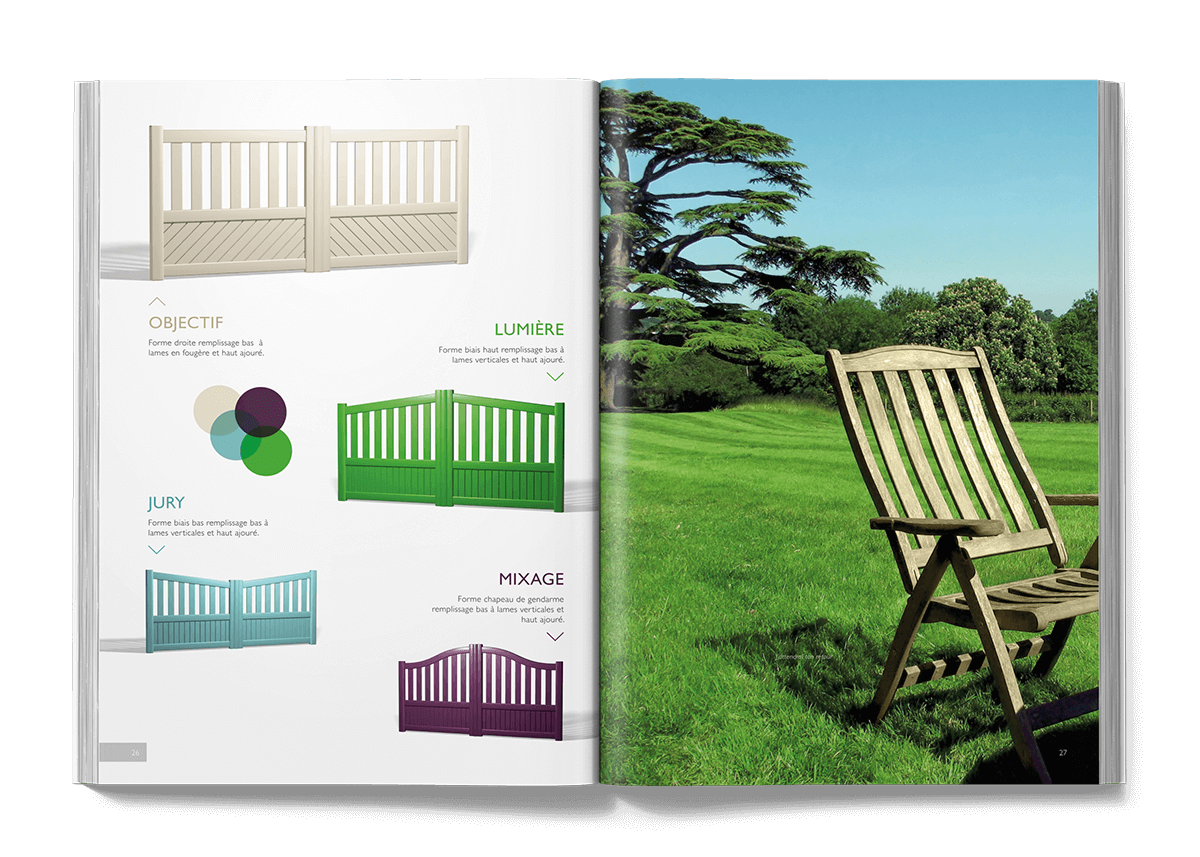 Une création de catalogue ouverte présente des modèles de clôture et des options de couleur sur la page de gauche, tandis que la page de droite présente une chaise en bois reposant sur une pelouse verte, près d'arbres, sous un ciel bleu clair.