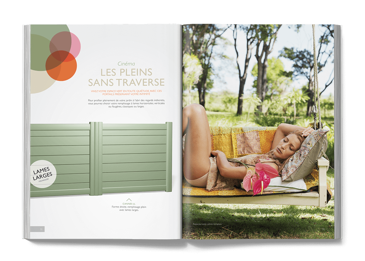 Un magazine ouvert, faisant partie d'une création de catalogue, présente à gauche une publicité pour une clôture verte et à droite une femme faisant la sieste sur un canapé d'extérieur jaune, des fleurs à la main, dans un espace ensoleillé et herbeux.