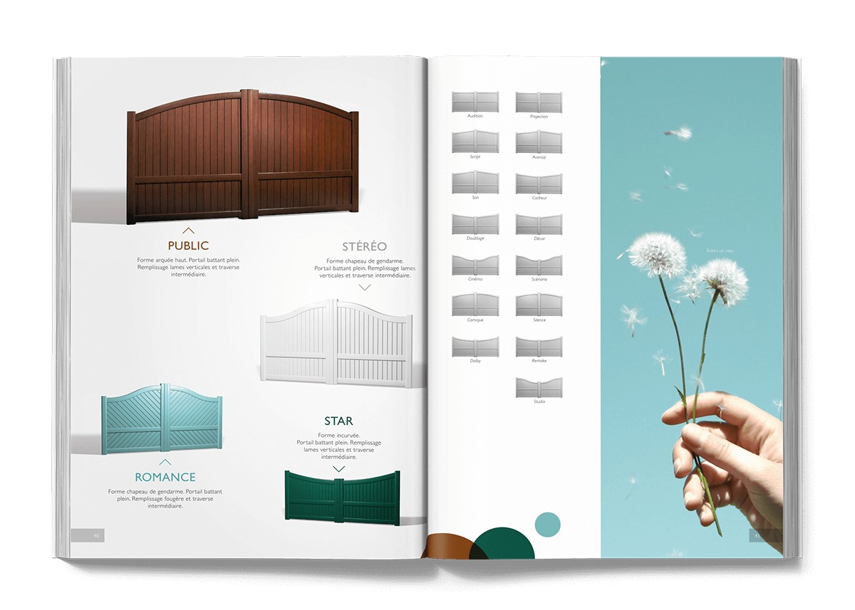 Une création de catalogue ouverte présente sur la page de gauche des motifs de portails en marron, blanc, turquoise et vert, ainsi que des noms et des descriptions. La page de droite présente des vignettes de portails et une main tenant des pissenlits sur un fond sarcelle.