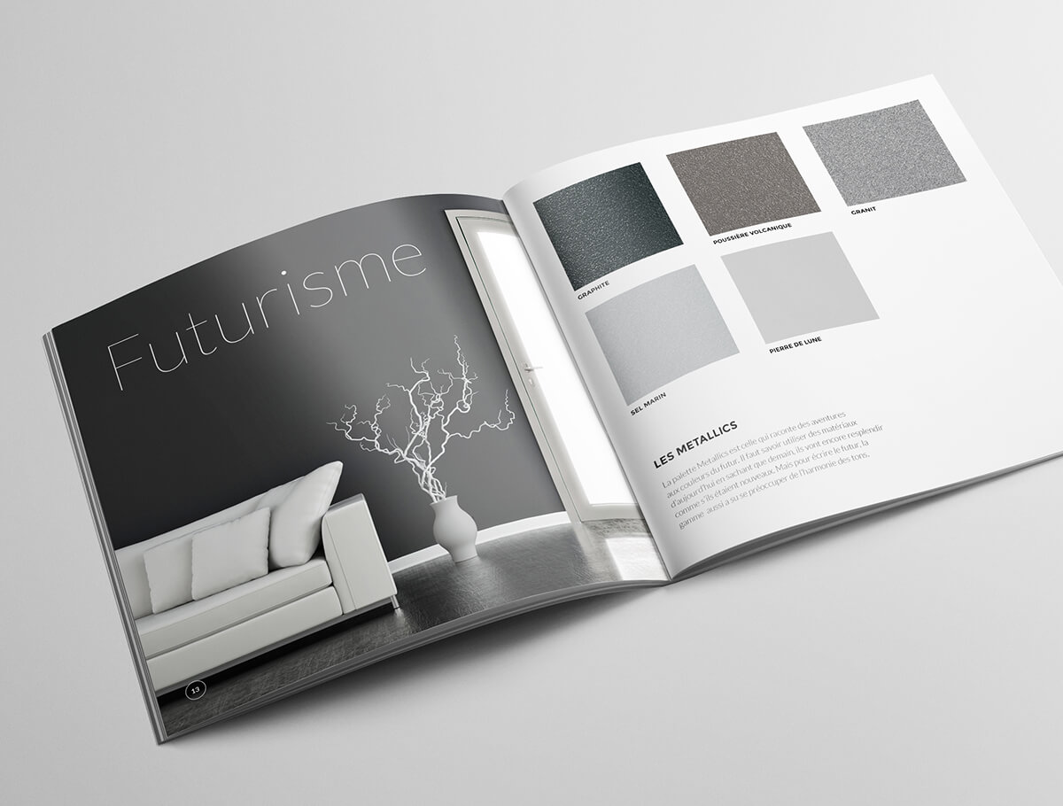 Un catalogue de design ouvert présente un salon moderne avec un canapé blanc et une branche décorative métallique, ainsi qu'une page présentant quatre échantillons de peinture métallique et un texte en français décrivant les options de couleur pour une communication B2B efficace.