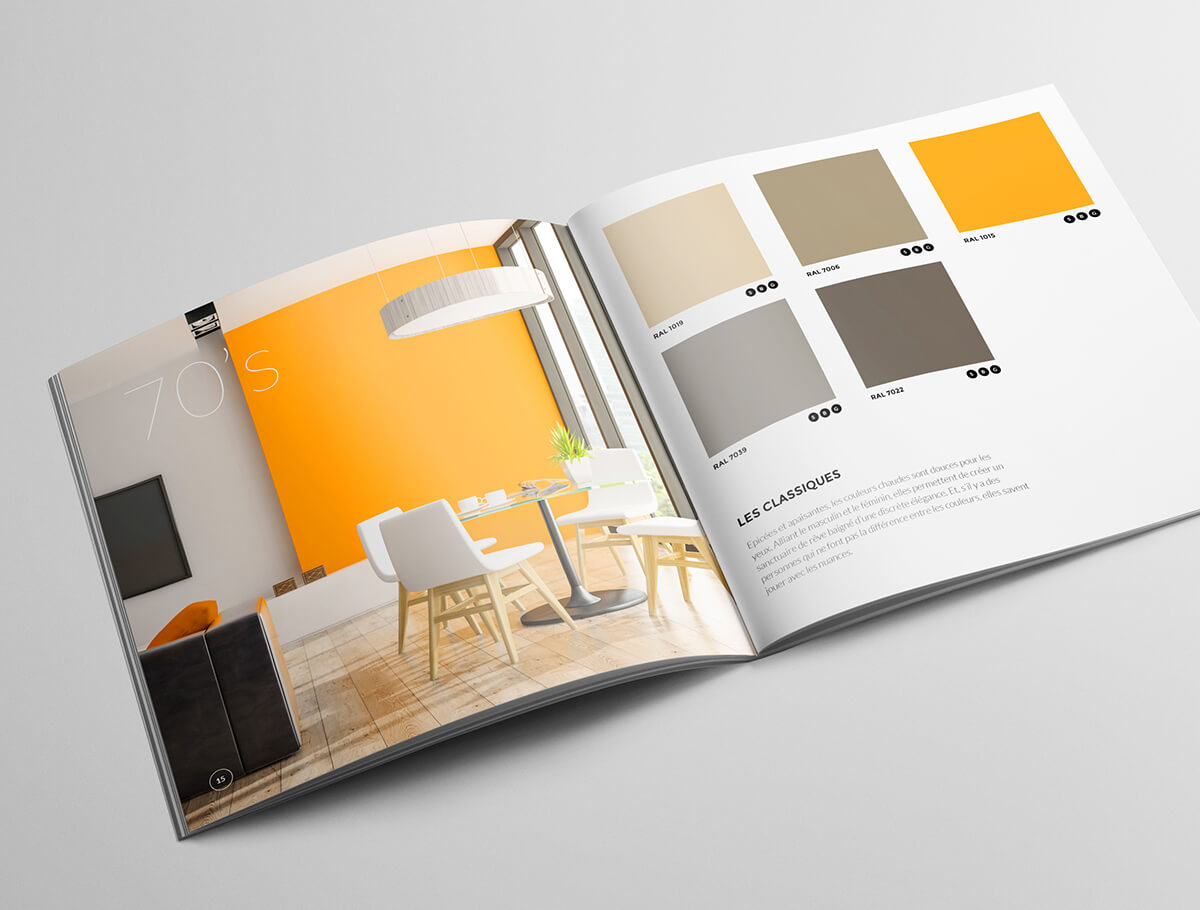 Un catalogue ouvert présente des échantillons de couleurs de peinture sur la page de droite et une salle à manger moderne avec un mur d'accent orange vif sur la page de gauche, offrant aux professionnels de la communication B2B une source d'inspiration en matière d'aménagement intérieur propre et bien éclairé.