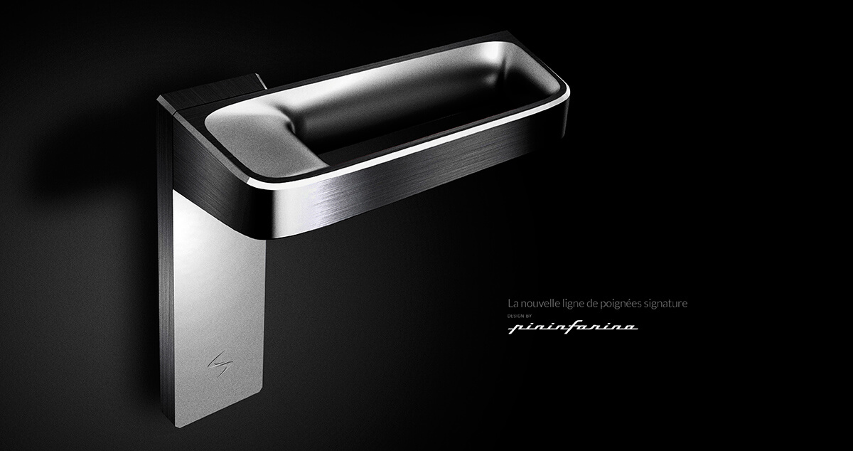 Une poignée de porte métallique moderne et élégante, de forme rectangulaire, se détache sur un fond noir, mettant en valeur le design raffiné de la communication interentreprises. Le texte se lit comme suit : "La nouvelle ligne de poignées signature Pininfarina" : "La nouvelle ligne de poignées signature Pininfarina".