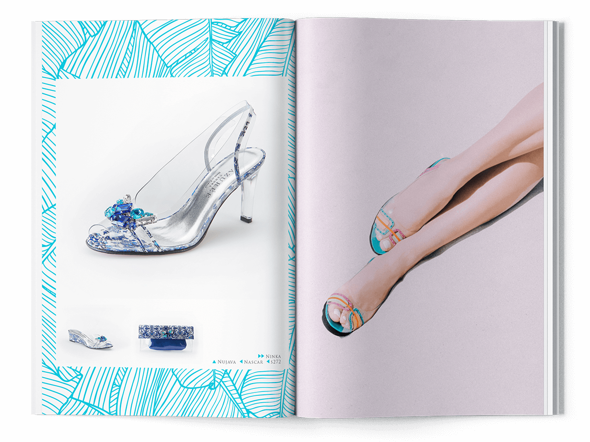 Un magazine ouvert met en valeur une création de catalogue : la page de gauche présente un talon plat transparent orné de bijoux, tandis que la page de droite montre les jambes d'un mannequin portant ces superbes chaussures sur un fond de couleur lavande claire.
