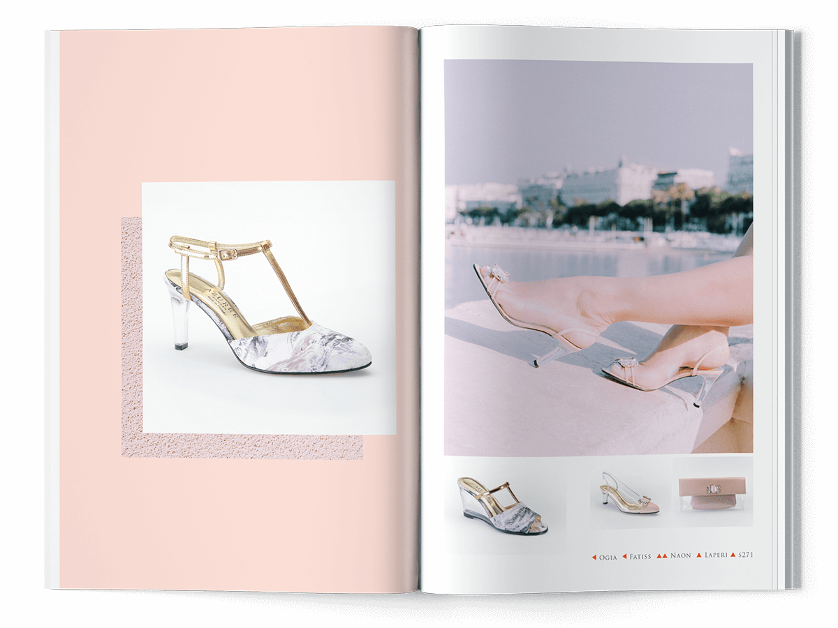Un magazine de mode ouvert, conçu comme une création de catalogue, présente d'élégantes sandales à talon en marbre sur la page de gauche et des photos de style de vie de ces chaussures portées à l'extérieur sur la page de droite.