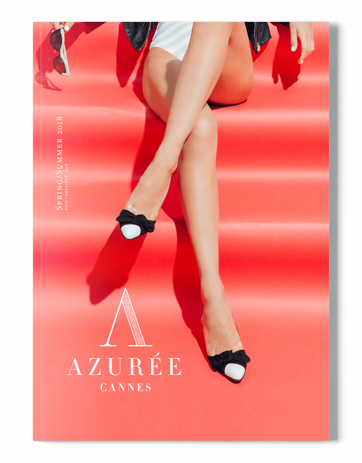 Une femme en veste noire et talons noirs et blancs est assise sur des marches d'un rouge vibrant, en couverture du catalogue AZURÉE Cannes Printemps/Été 2018 création de catalogue.
