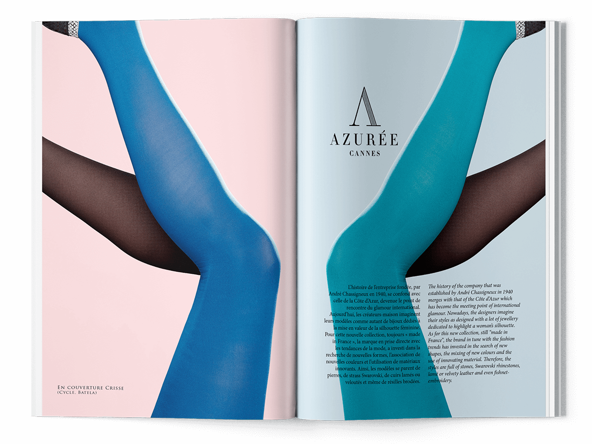 Une page de magazine pour une publicité de mode, mettant en scène deux jambes en collants colorés - bleu sur rose et turquoise sur bleu - avec le texte "Azurée Cannes", parfaite pour toute création de catalogue à la recherche de visuels audacieux et modernes.