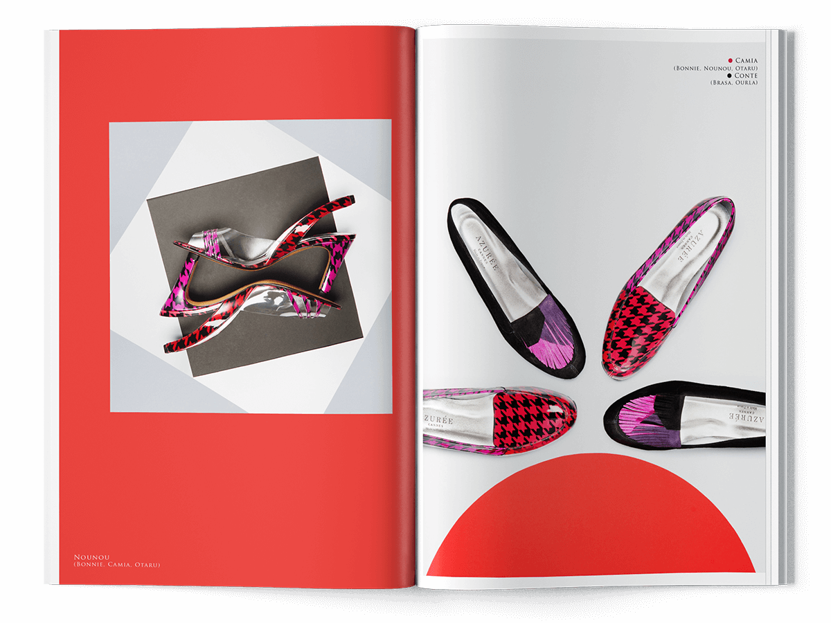 Un magazine de mode ouvert, idéal pour la création de catalogues d'inspiration, présente des chaussures féminines colorées. La page de gauche présente des talons roses et argentés sur des formes géométriques ; la page de droite montre quatre chaussures plates à motifs roses, noirs et violets sur fond blanc.