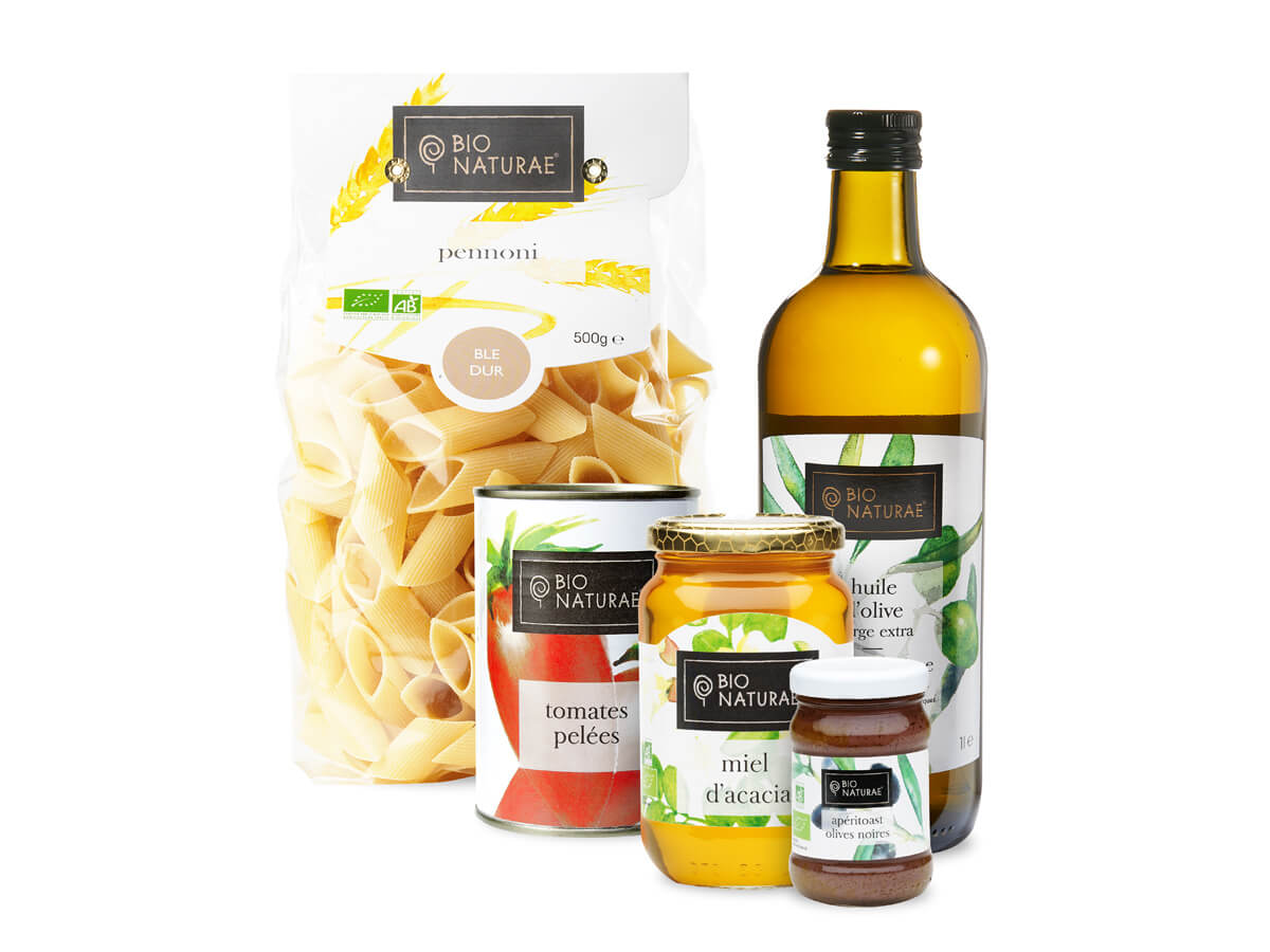 Une sélection de produits Bio Naturae pour votre création de catalogue, avec des pâtes penne, des tomates pelées, du concentré de tomates, du miel d'acacia, de la pâte à tartiner aux noisettes et de l'huile d'olive.