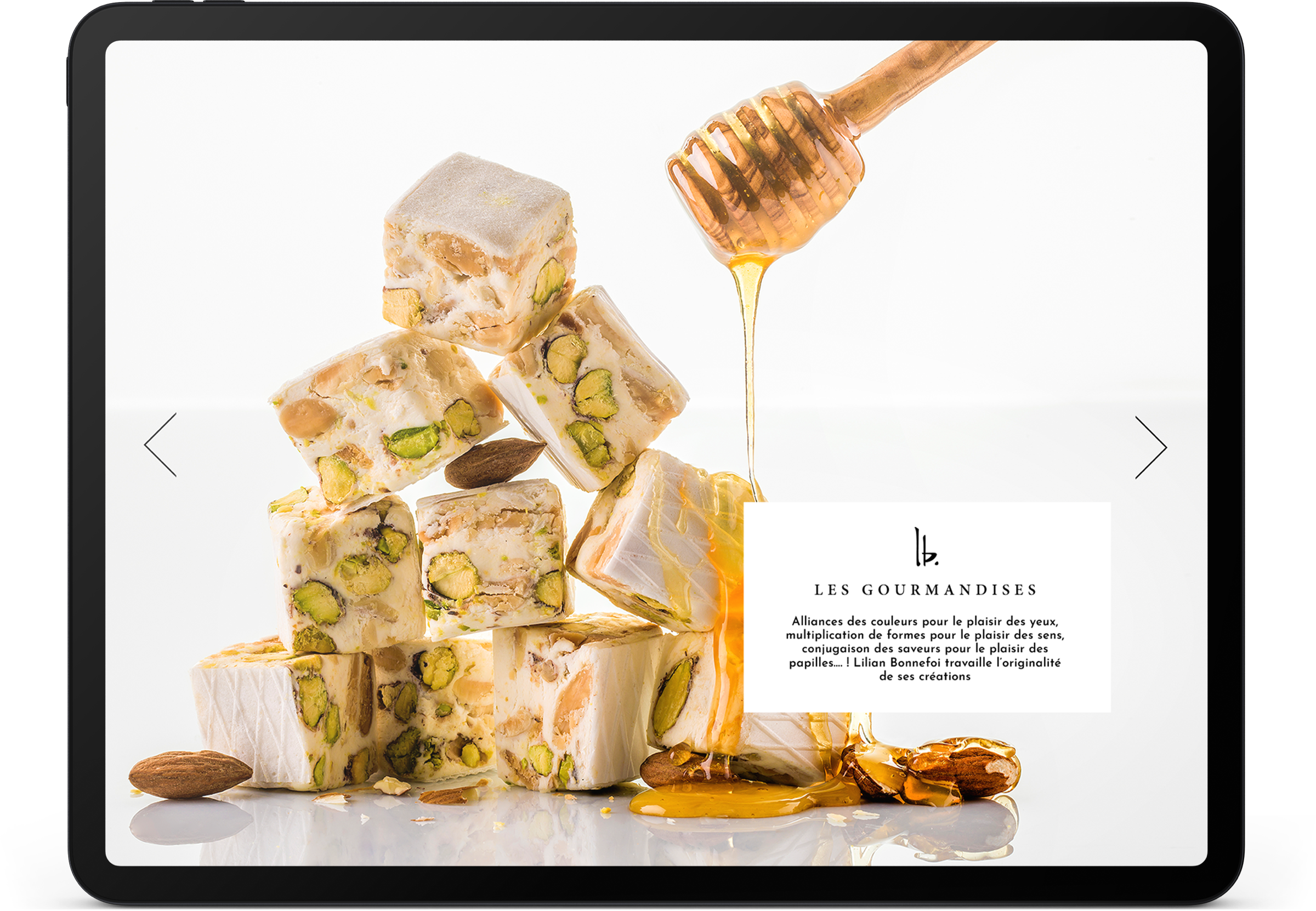 Une tablette affiche une image de morceaux de nougat empilés avec des amandes et des pistaches visibles, à côté d'une louche dégoulinant de miel - parfait pour une création de catalogue. Une étiquette blanche avec un texte en français apparaît dans la partie inférieure droite.