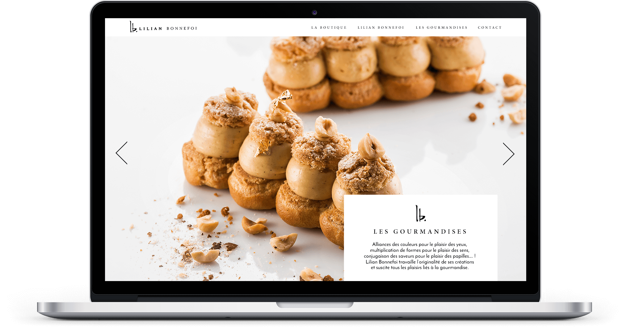 Un ordinateur portable affiche un site web présentant d'élégantes pâtisseries garnies de crème et de noix. Une zone de texte sur l'écran indique "Les Gourmandises" et met en évidence leur création de catalogue, qui présente un assortiment de créations sucrées.