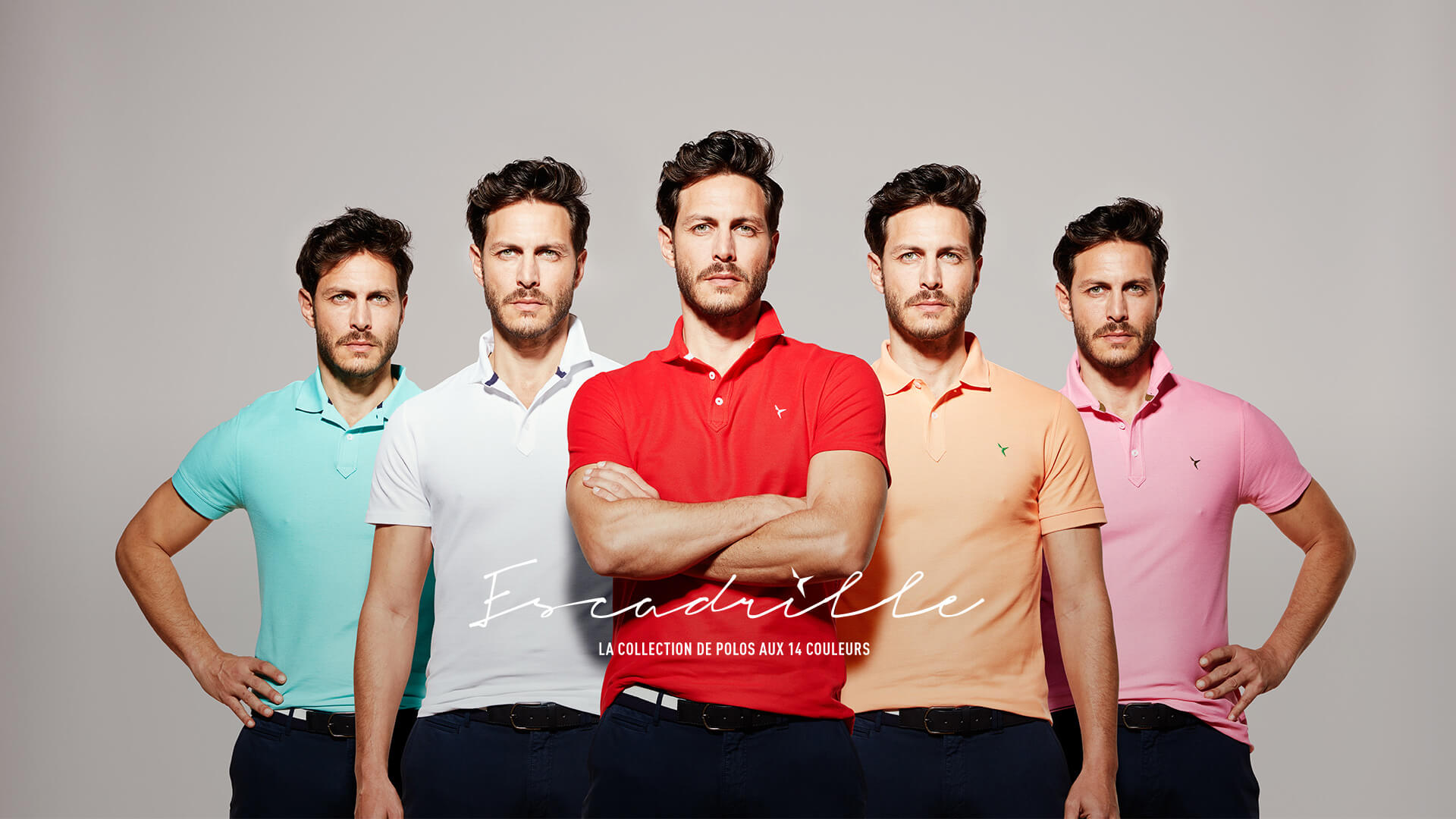 Cinq hommes d'apparence similaire se tiennent côte à côte, chacun vêtu d'un polo de couleur différente et d'un pantalon sombre, posant sur un fond gris uni. Le mot "Escadrille" est superposé, soulignant la forte présence de la marque sur le marché.