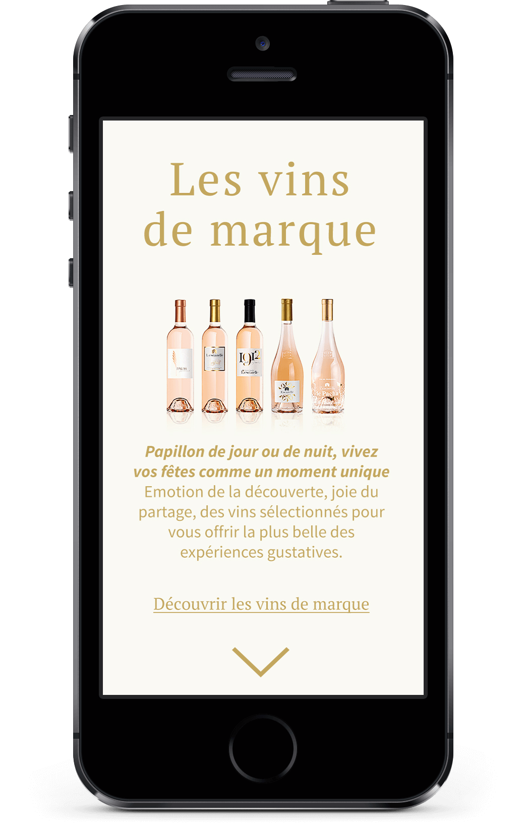 L'écran d'un smartphone affiche une publicité française d'une agence marketing digitale à Nice pour des vins de marque. Cinq bouteilles de vin se dressent au-dessus d'un texte doré, faisant la promotion d'une expérience de dégustation unique et invitant les utilisateurs à découvrir ces sélections exclusives.