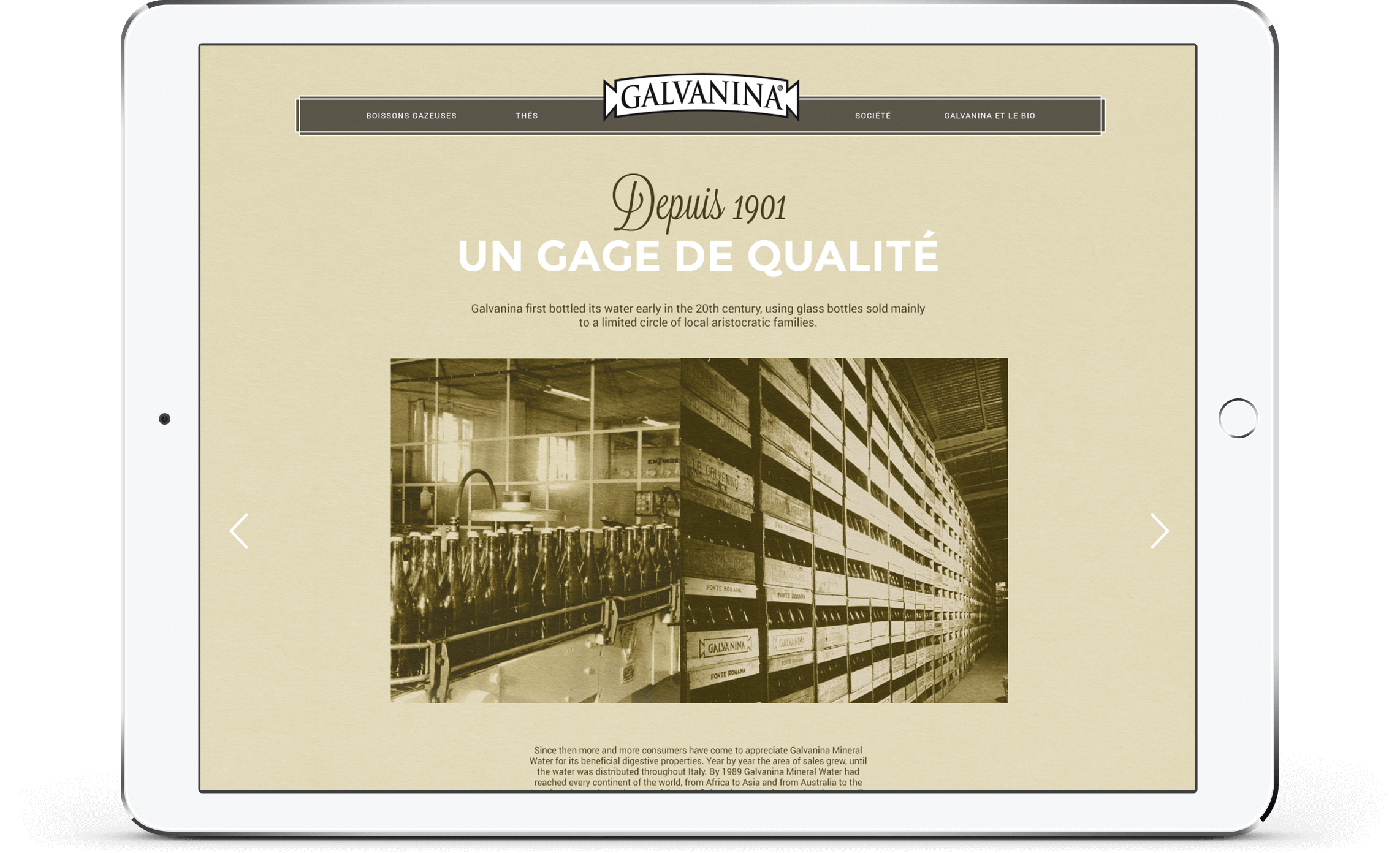 Un écran de tablette affiche le site Web de Galvanina, avec une photo sépia d'une installation d'embouteillage ancienne et un texte en français soulignant l'héritage de qualité de Galvanina dans le domaine de l'emballage depuis 1901. Des flèches de navigation apparaissent de chaque côté.