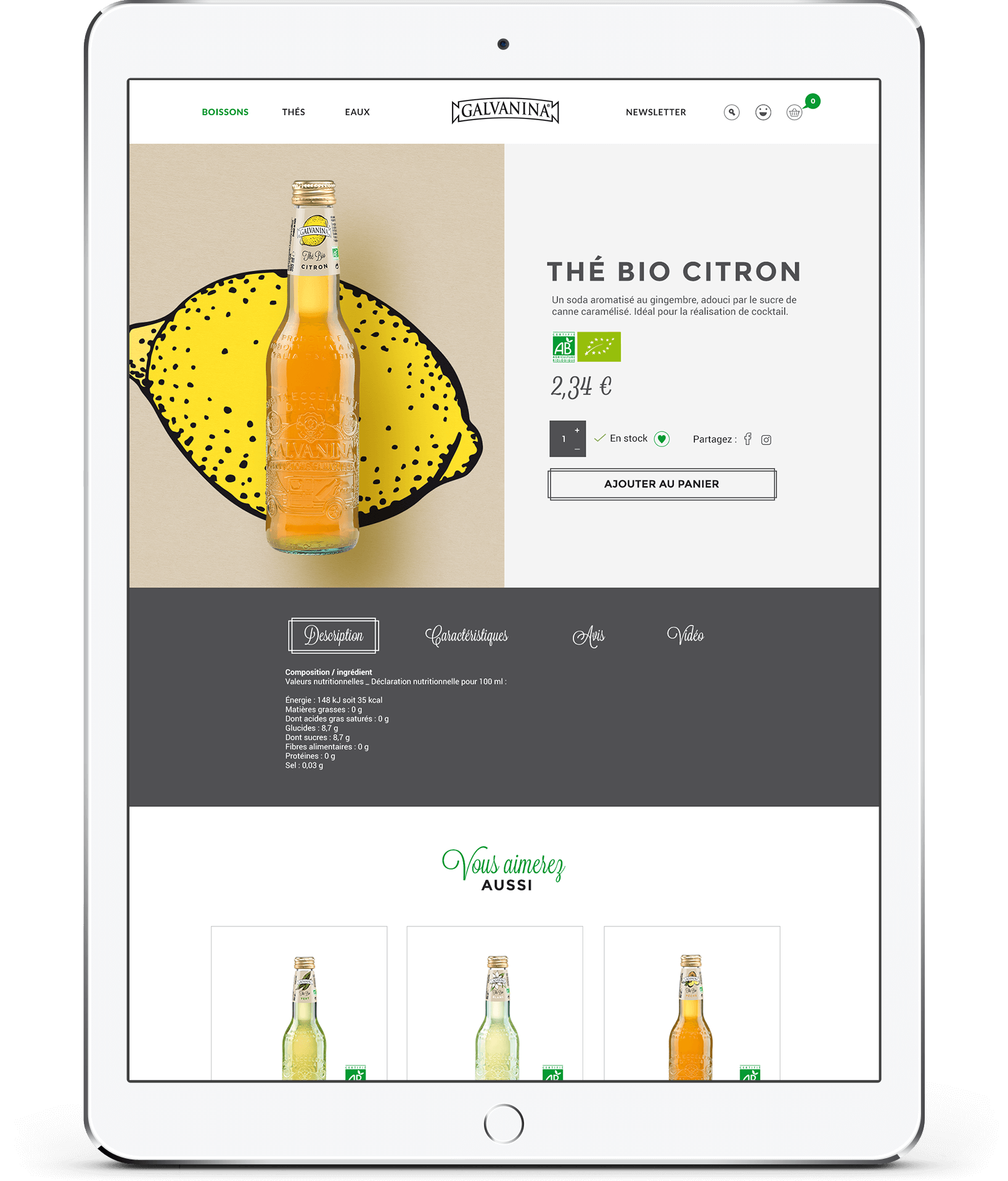 Une tablette affiche une page produit pour le thé au citron biologique Galvanina, mettant en évidence son emballage avec une bouteille sur une illustration de citron, le prix, les détails du produit et les options d'achat, ainsi que des suggestions de produits en dessous.