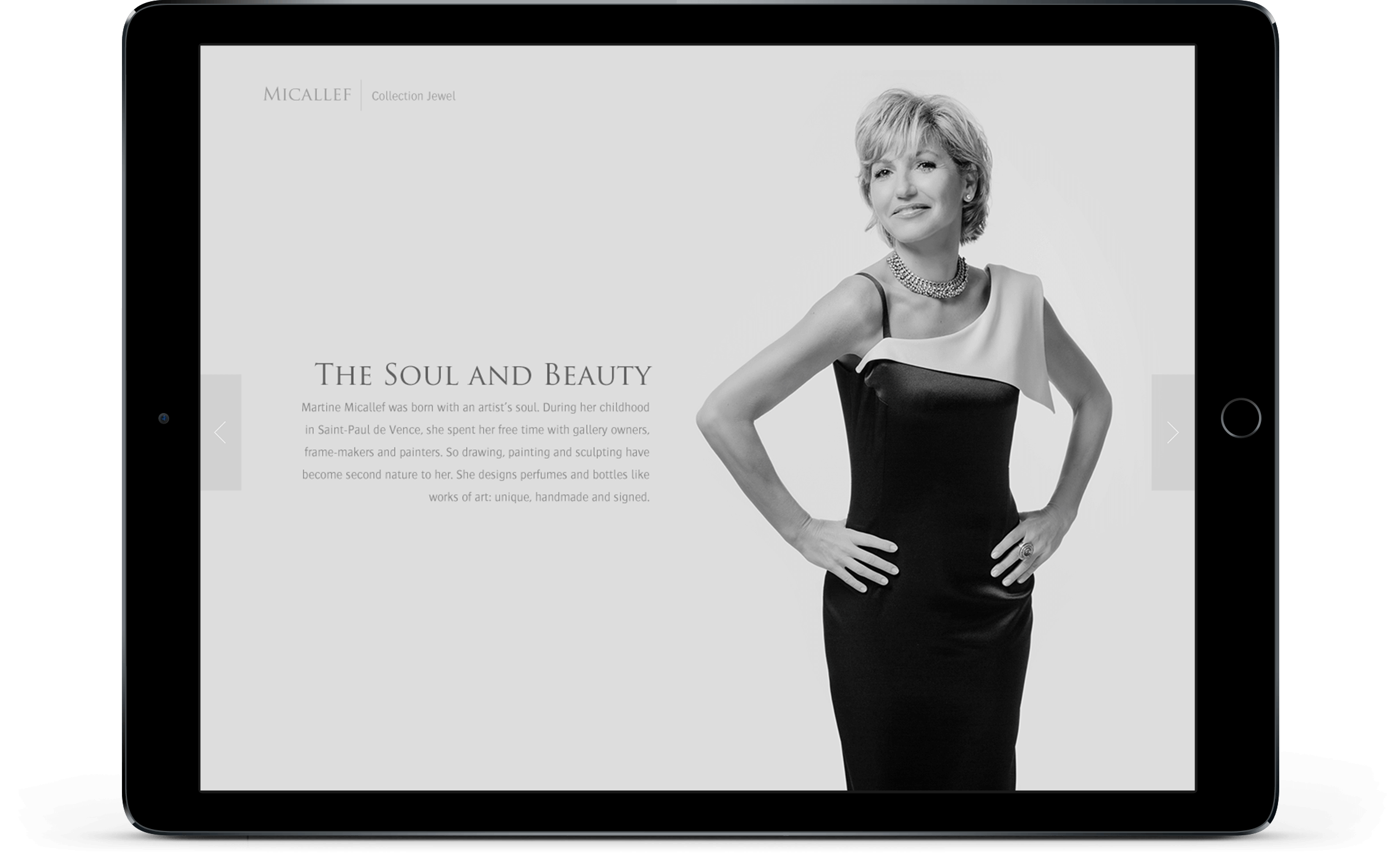 Une photo en noir et blanc sur l'écran d'une tablette montre une femme vêtue d'une robe élégante qui pose avec assurance, les mains sur les hanches. À côté d'elle, on peut lire "L'âme et la beauté" et une brève description de la création de catalogue de Martine Micallef.
