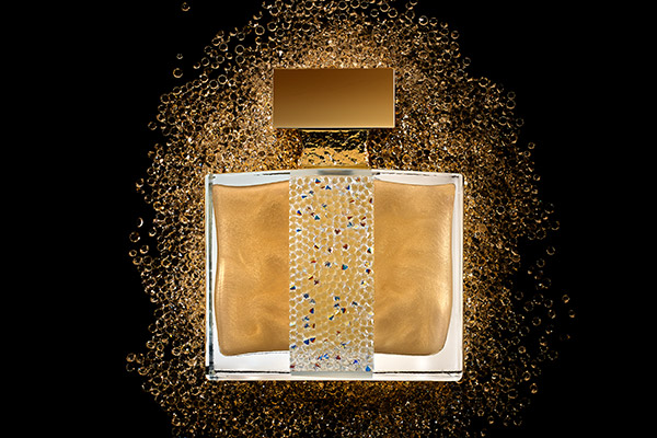 Un luxueux flacon de parfum avec un bouchon en or et une bande d'or texturée, entourée de particules d'or scintillantes sur un fond noir - idéal pour la création de catalogues.