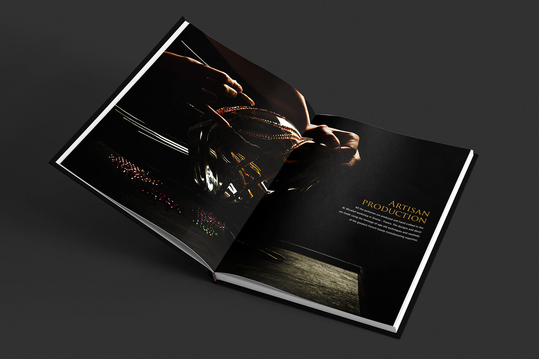 Un livre ouvert présente une photo de mains façonnant le verre avec des outils sur la page de gauche et le titre "Production artisanale" avec du texte sur la page de droite, sur un fond sombre - un concept parfait pour la création de catalogue.