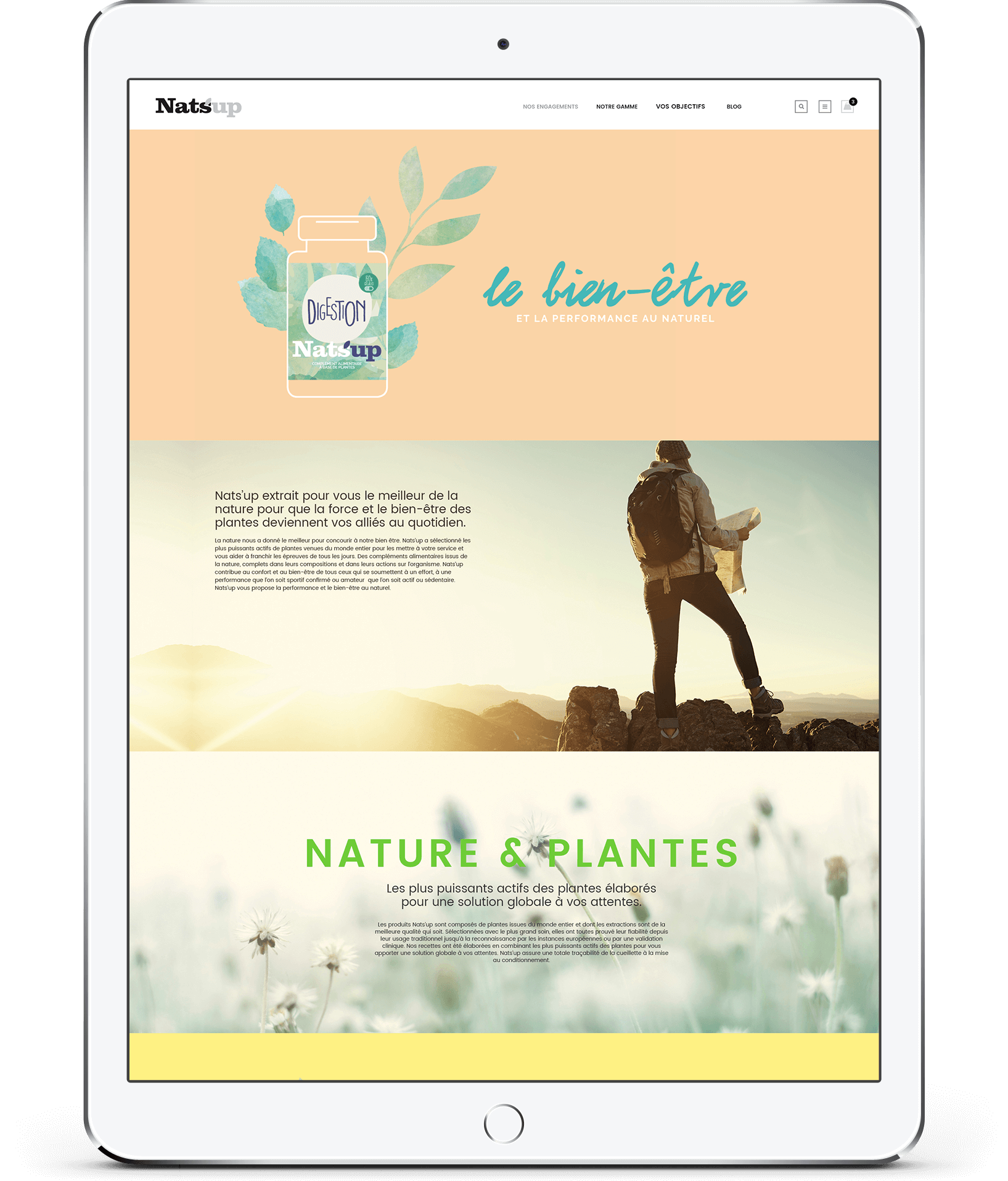 Un iPad affiche un site web consacré au bien-être et aux compléments naturels, avec des images d'une plante, d'une personne marchant sur des rochers et de fleurs dans un champ, accompagnées d'un texte en français sur la nature et les plantes et sur la création de catalogue.