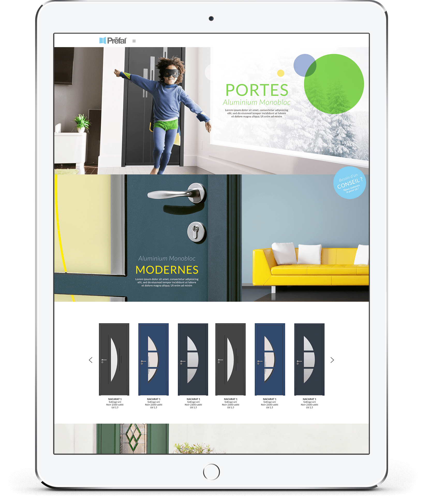 Un iPad affiche un site web de création de catalogue avec des portes modernes en aluminium. L'écran présente un enfant qui ouvre une porte, une bannière verte et blanche, un canapé jaune, une poignée de porte en gros plan et des portes au design élégant.