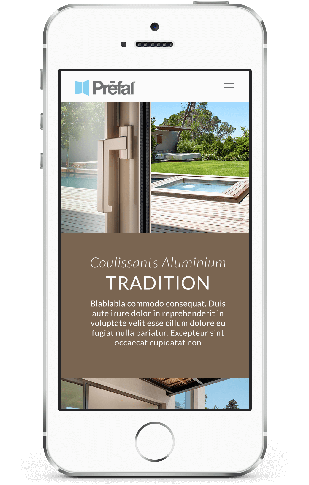 Un smartphone affiche un site web pour Préfal, qui propose des portes coulissantes en aluminium. L'écran montre des portes modernes, des vues extérieures, un logo en haut et un texte en français soulignant la tradition et les caractéristiques dans le cadre de leur création de catalogue.
