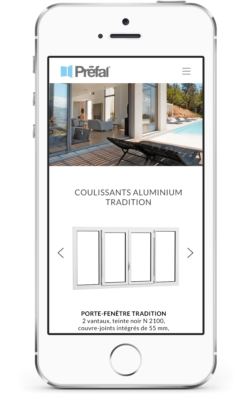 Un smartphone affiche un site web pour Préfal, qui présente des portes coulissantes en aluminium avec de grands panneaux de verre menant à un patio au bord de la piscine. Les détails du produit, les diagrammes et les options de création de catalogue sont affichés sous la photo principale.