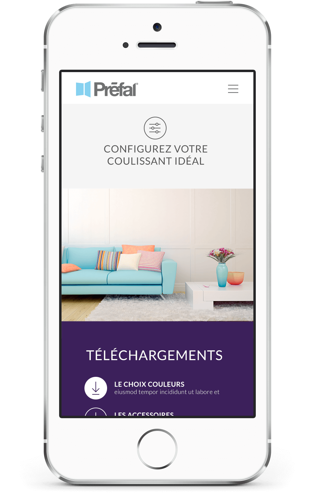 Un smartphone affiche un site web présentant un salon moderne avec un canapé bleu clair, des coussins colorés et un vase blanc sur la table. Le texte se lit comme suit : "Configurez votre coulissant idéal", "Téléchargements" et "Création de catalogue" : "Configurez votre coulissant idéal", "Téléchargements" et "création de catalogue".
