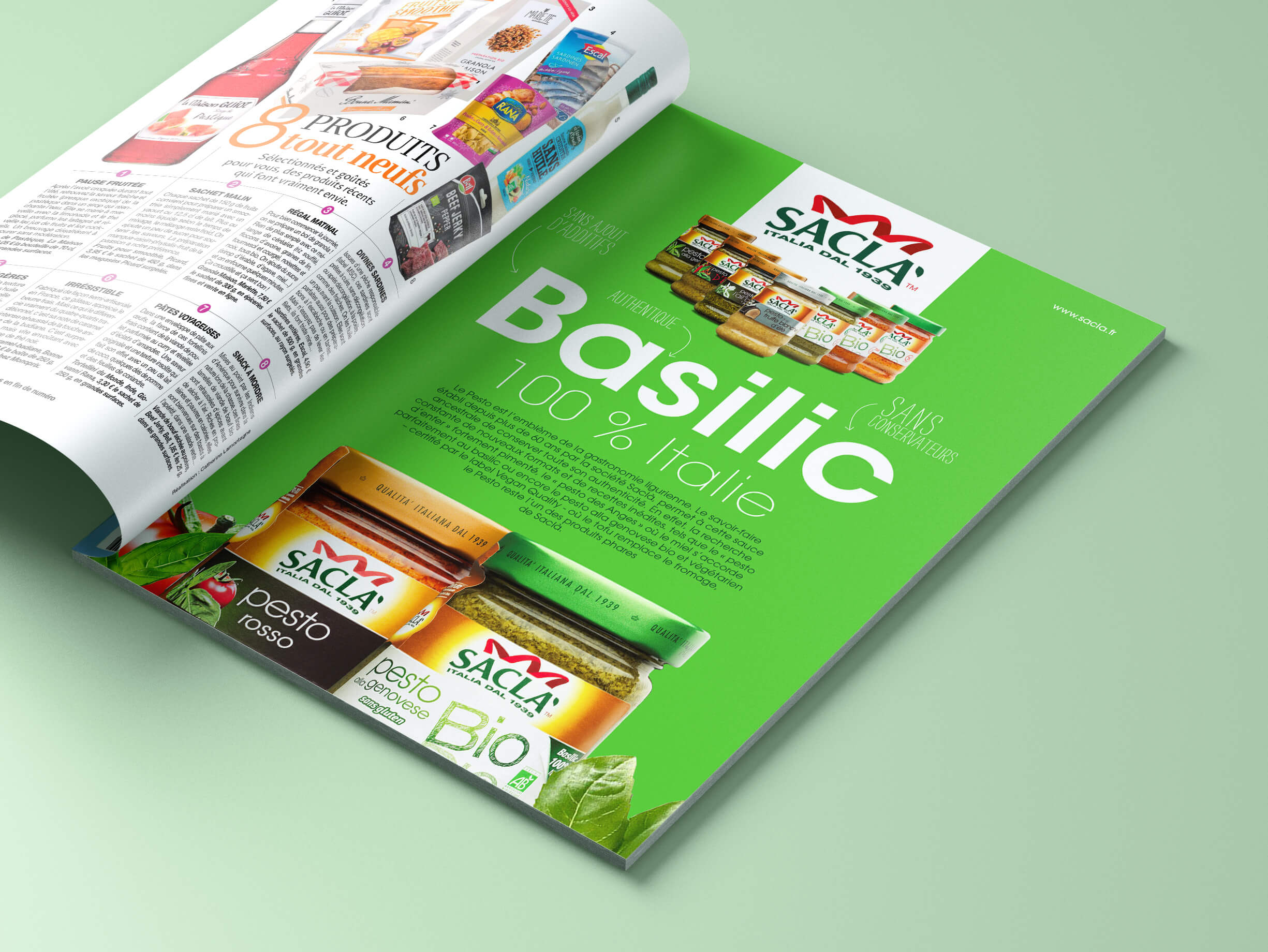 Un magazine ouvert sur une page publicitaire vert vif présentant des emballages de produits au basilic italien Saclà, y compris des pots et des tubes, avec le texte "Basilic 100% Italie" et des feuilles de basilic frais au bas de l'emballage.