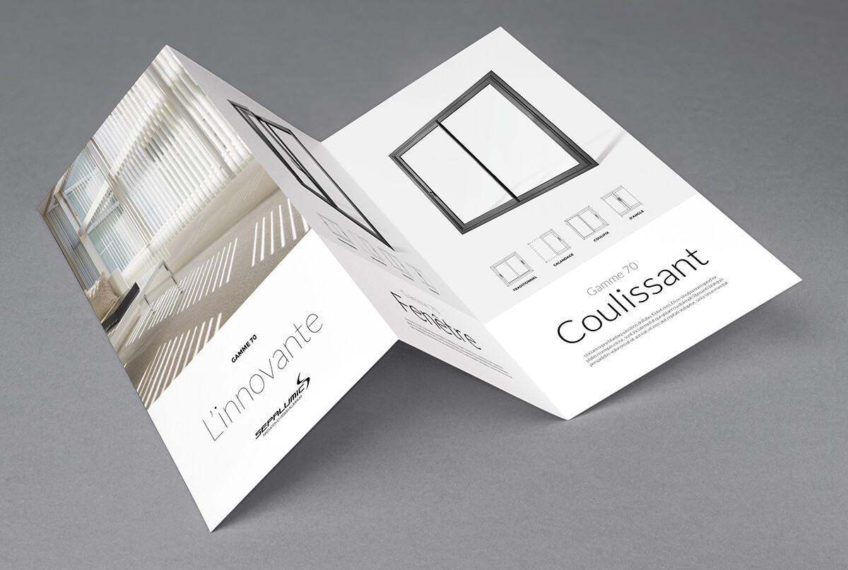 Une brochure à trois volets présentée sur une surface grise, avec des images et des schémas de fenêtres coulissantes, avec un texte en français mettant en évidence "L'innovante" et "Gamme 710 Coulissant", conçue pour une communication B2B efficace.