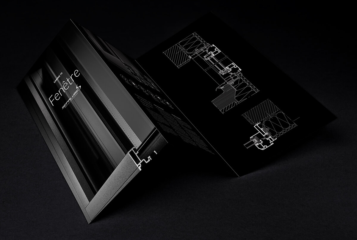Une brochure architecturale noire, élégante et pliée, conçue pour la communication B2B, présentant des dessins techniques au trait et le mot "Fenetre" en texte blanc sur la couverture, sur un fond sombre.