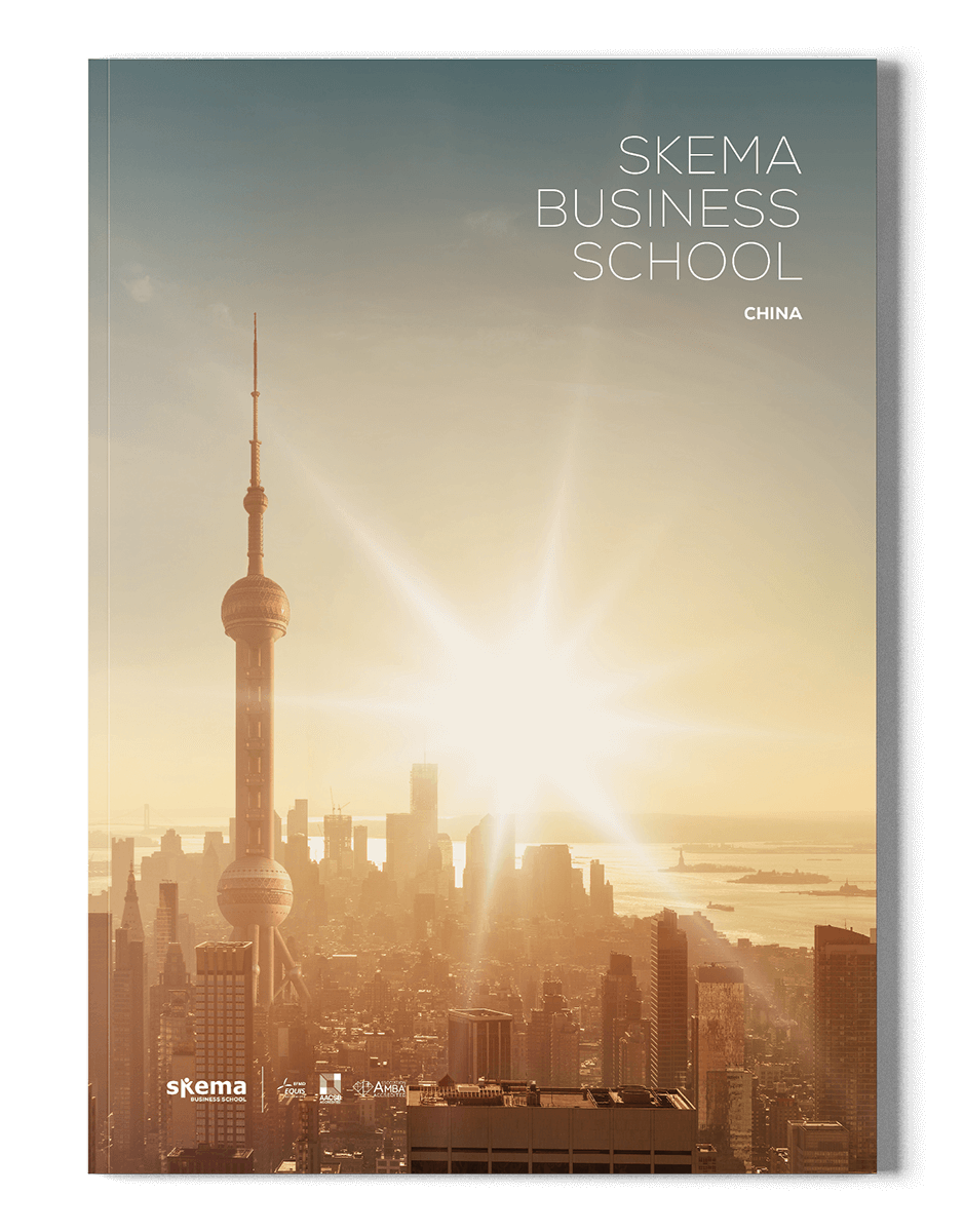 Couverture d'une plaquette d'entreprise de SKEMA Business School représentant la silhouette d'une ville au lever ou au coucher du soleil, avec la tour de la Perle de l'Orient bien en vue et la lumière du soleil sur les bâtiments. Le texte indique "SKEMA Business School China".