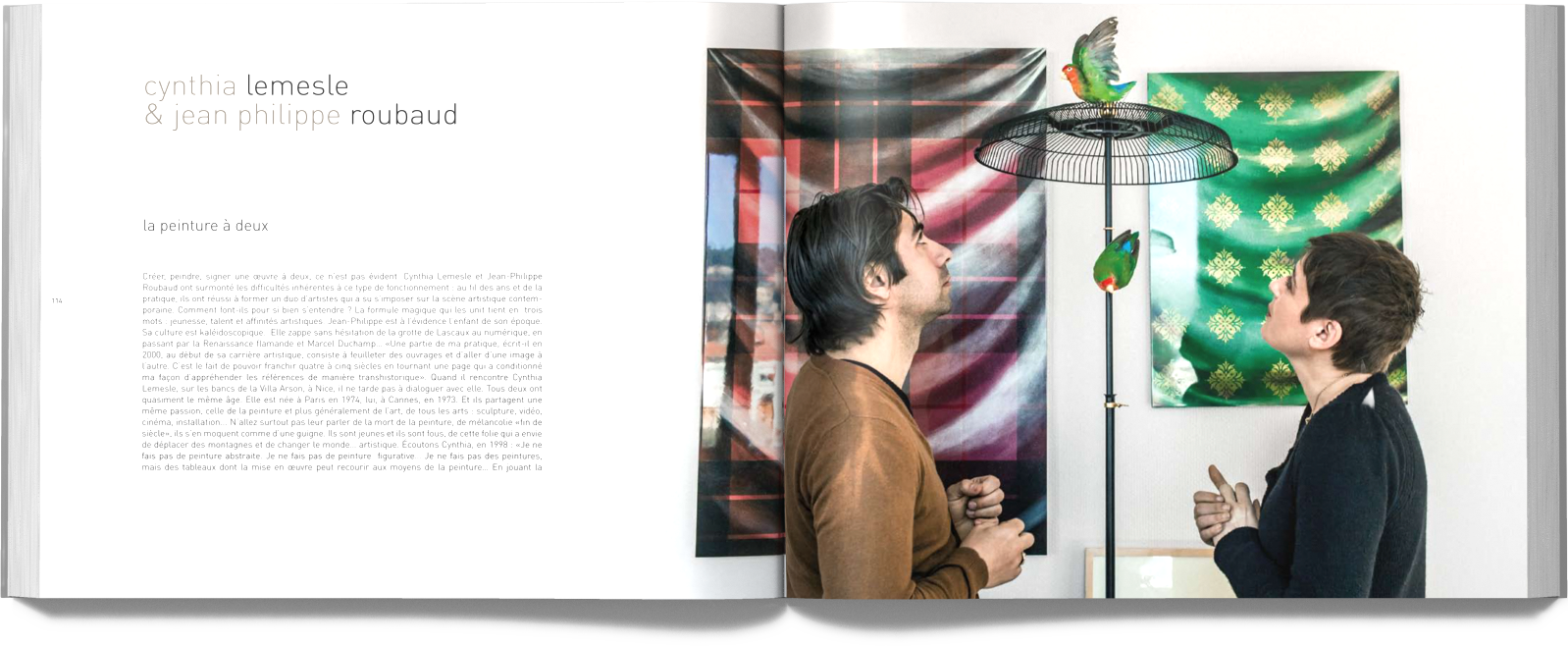 Un livre d'art au format horizontal ouvert à une page quelconque.