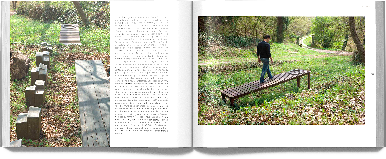 Un livre d'art au format horizontal ouvert à une page quelconque.