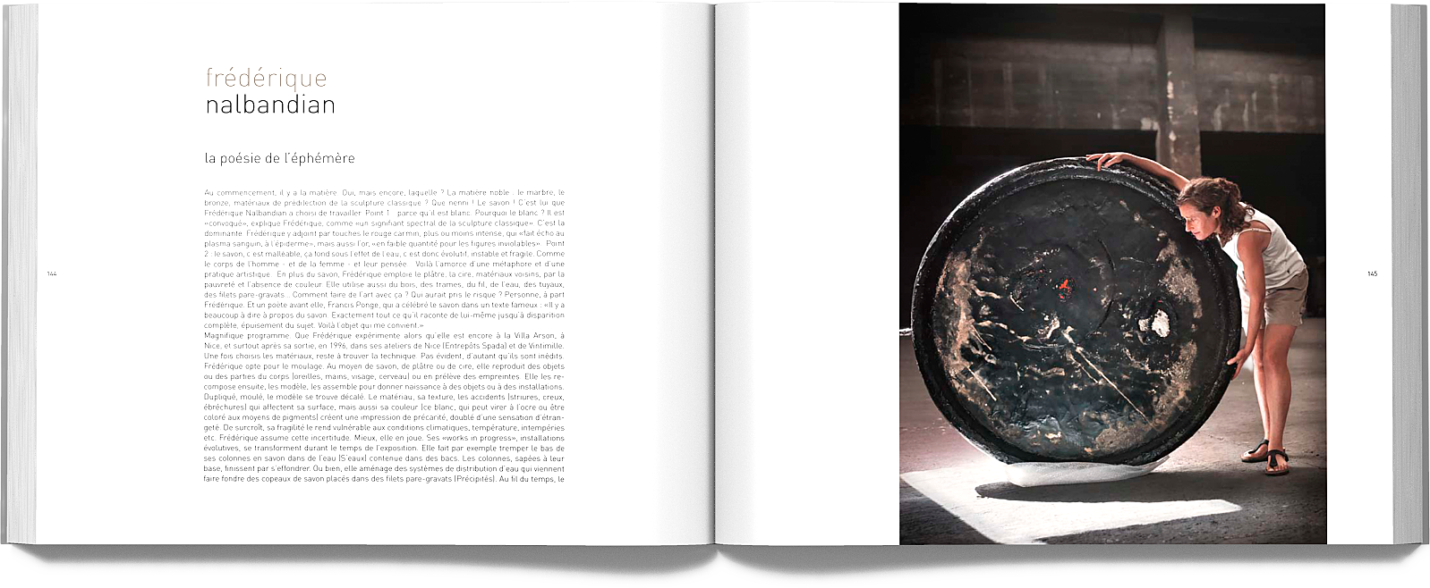 Un livre d'art au format horizontal ouvert à une page quelconque.