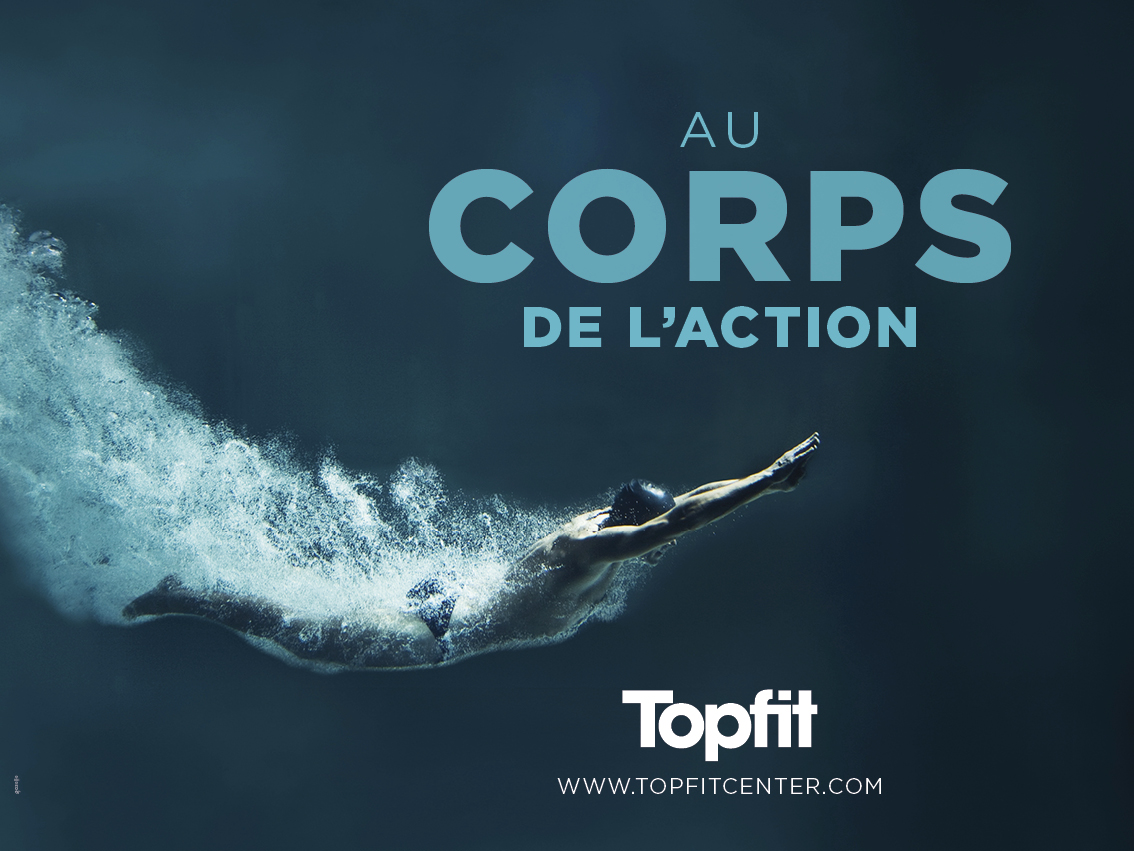 Un nageur plonge sous l'eau, créant une traînée de bulles, avec "AU CORPS DE L'ACTION" et "Topfit www.topfitcenter.com" encadrant la scène. Les éléments marquants de la marque se détachent sur l'arrière-plan bleu foncé.