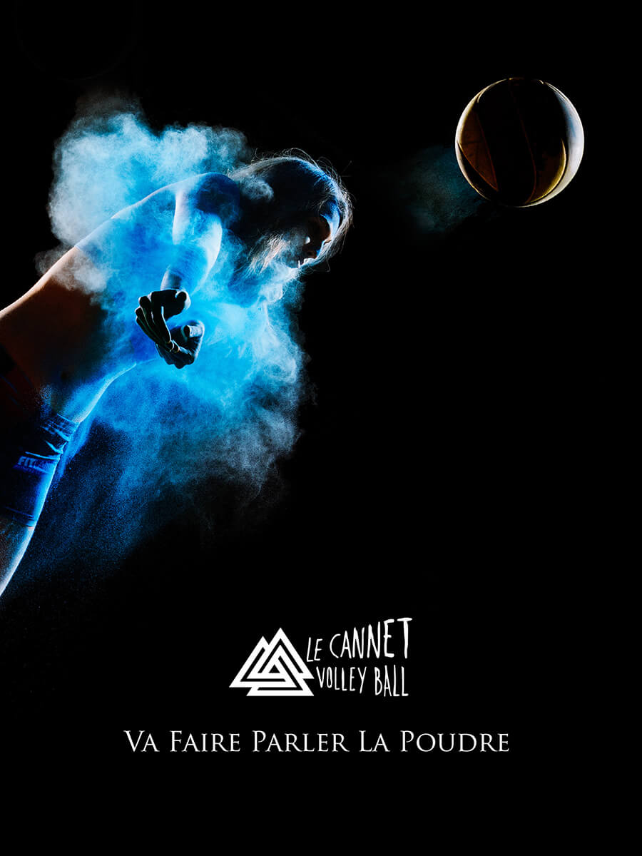 Une joueuse de volley-ball vêtue de poudre bleue s'apprête à frapper un ballon en plein vol sur un fond noir, mettant en valeur l'identité visuelle du club. Le logo du Cannet Volleyball et la phrase "Va Faire Parler La Poudre" sont affichés en bas.