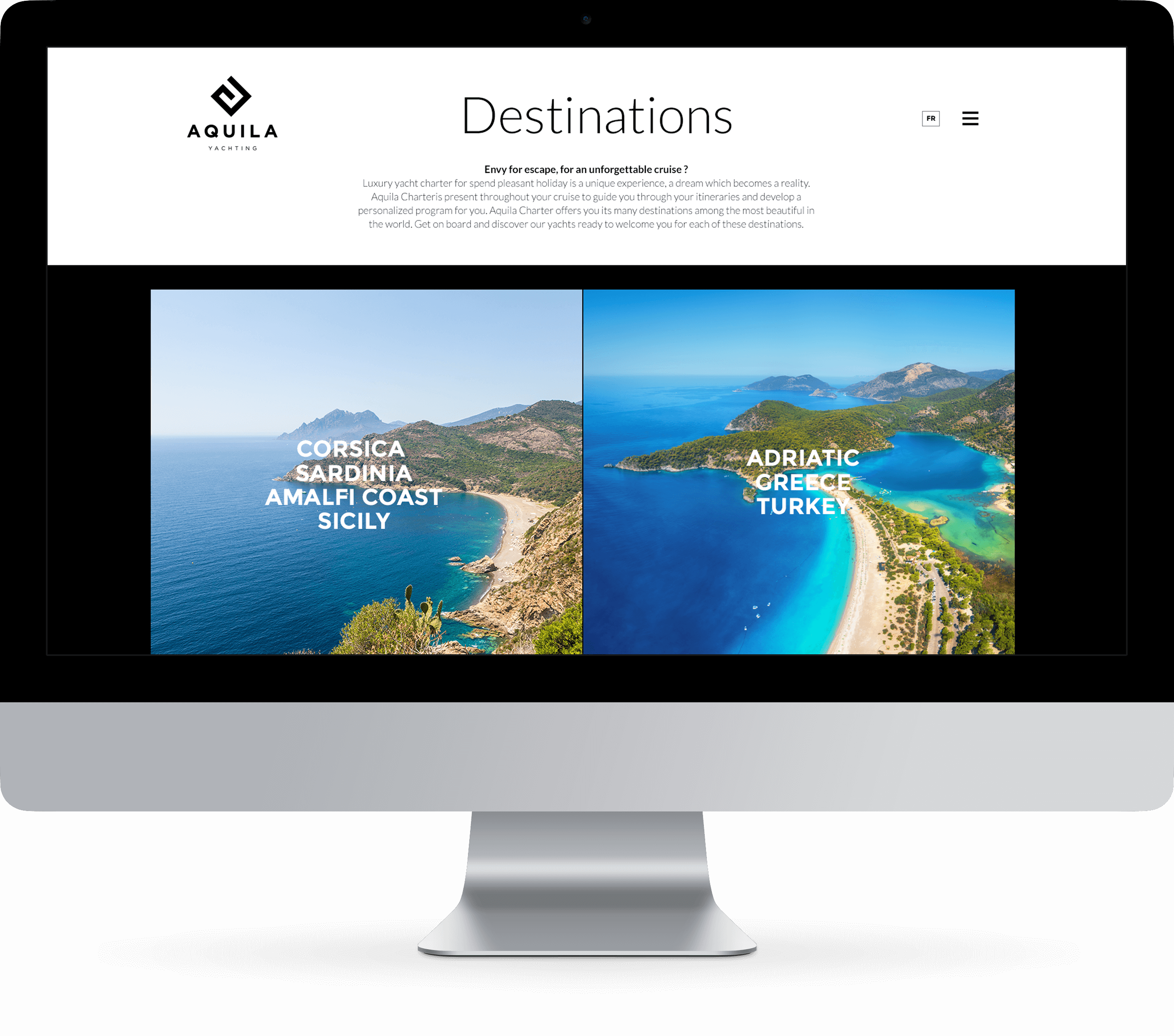 Un écran d'ordinateur affiche un site web de voyage avec son logo et sa charte graphique, présentant des vues aériennes de côtes méditerranéennes. Les destinations présentées comprennent la Corse, la Sardaigne, la côte amalfitaine, la Sicile, l'Adriatique, la Grèce et la Turquie.