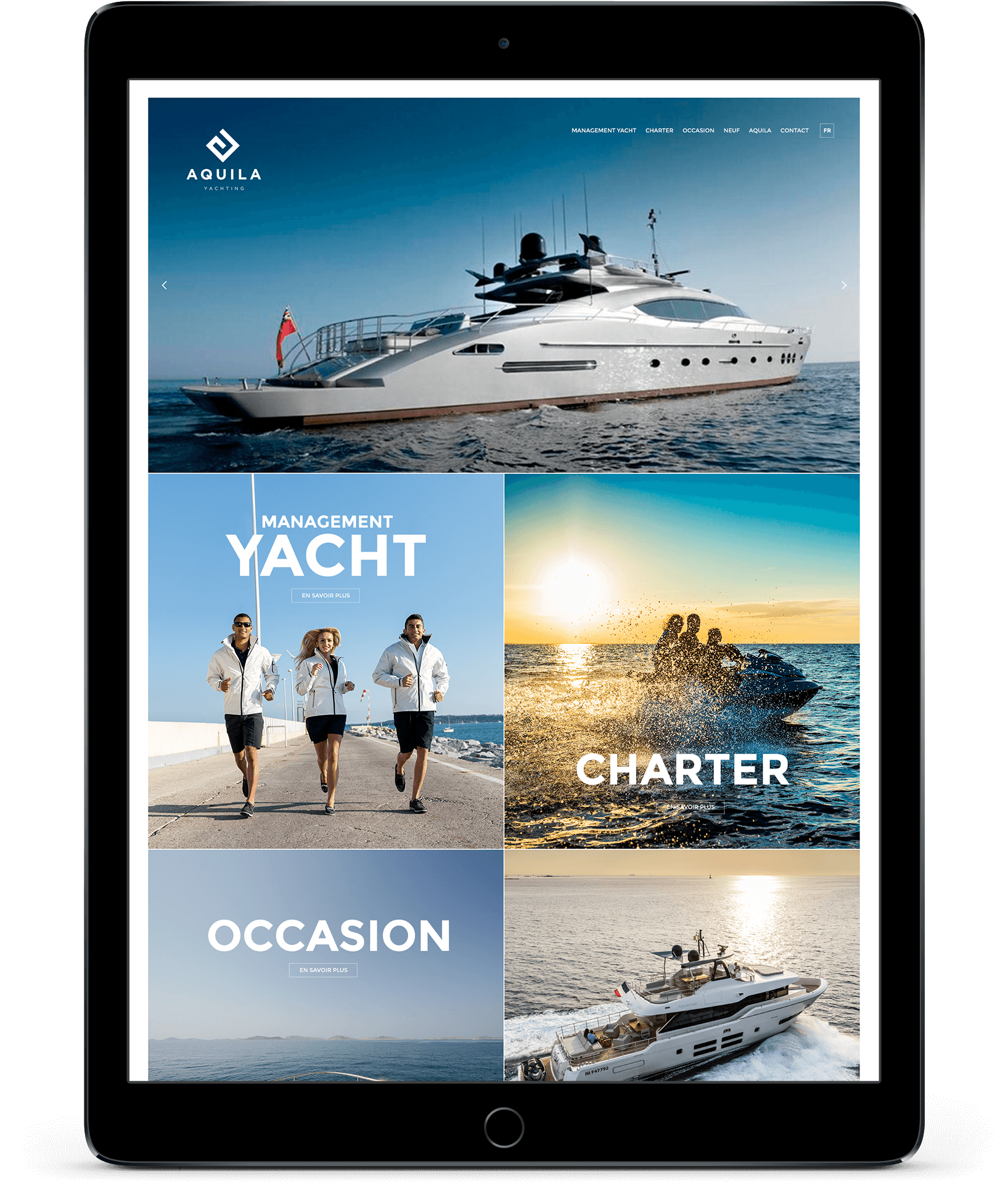 Une tablette affiche un site web de gestion de yachts avec un logo et une charte graphique raffinés, présentant des images de yachts de luxe en mer, de personnes marchant sur un quai et d'un hors-bord, avec des sections intitulées Yacht, Charter et Occasion.