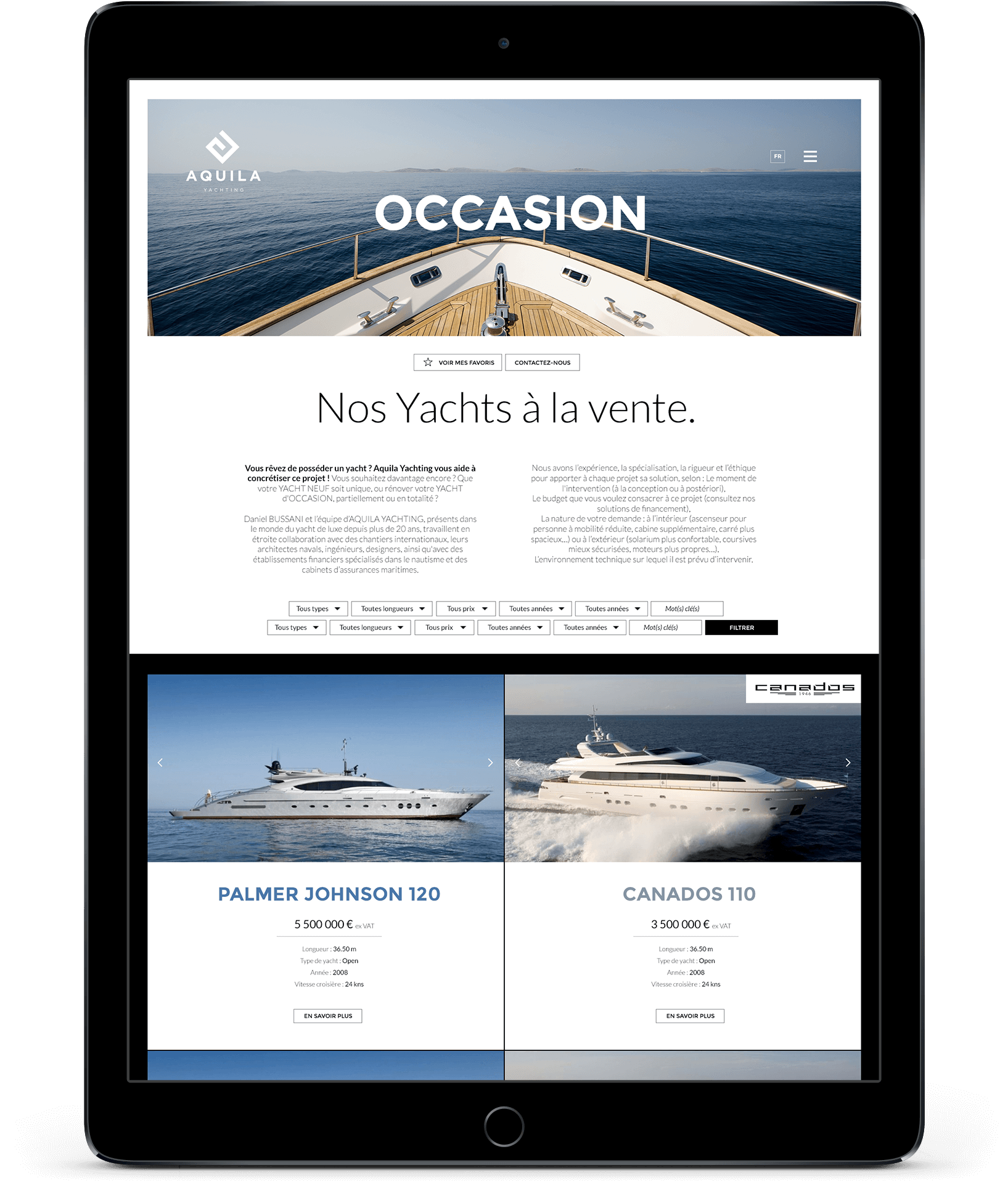 Une tablette affiche un site web de vente de yachts en français, avec logo et charte graphique, montrant la proue d'un yacht en mer, le titre "OCCASION", et les listes des yachts Palmer Johnson 120 et Canados 110 avec des images et des prix.