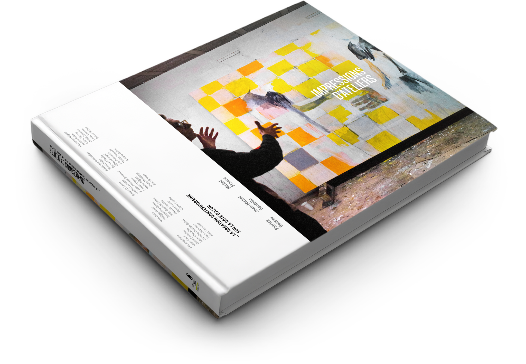 Un livre intitulé "Impressions d'Ateliers", consacré à la création de livre, se tient debout. La couverture représente une personne faisant un geste vers une œuvre d'art à carreaux jaunes et blancs dans un atelier, sur un fond blanc uni.